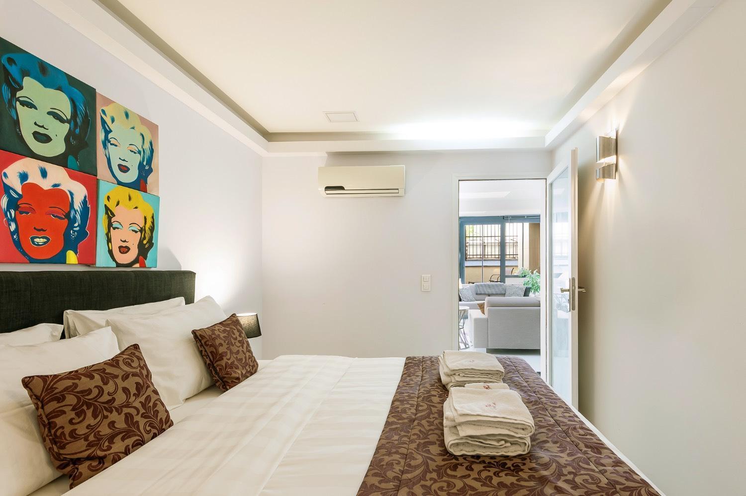 Modern 3 Bedrooms 3 Baths Full Center Of * Parijs